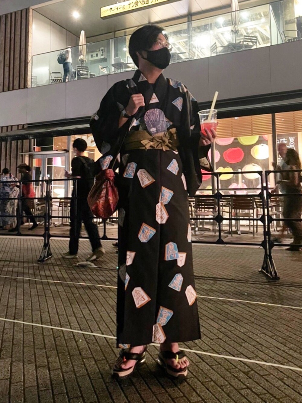 ブラック系のサンダル、オレンジ系のボディバッグ/ウエストポーチ、ブラック系のアナログ腕時計を着用したメンズの夏コーディネートの5枚目の写真