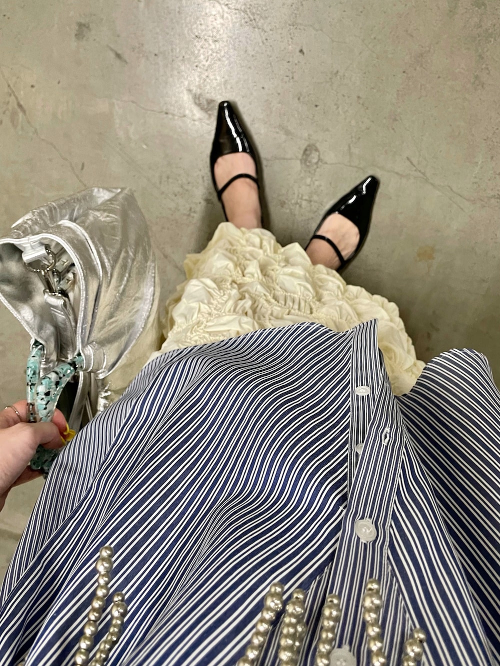 ブルー系のシャツ/ブラウス、シルバー系のキャミソール、ホワイト系のスカートを着用したレディースの秋コーディネートの4枚目の写真