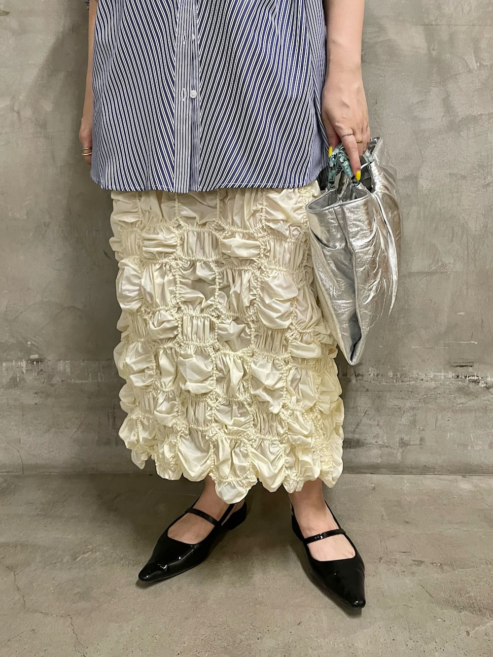 ブルー系のシャツ/ブラウス、シルバー系のキャミソール、ホワイト系のスカートを着用したレディースの秋コーディネートの3枚目の写真