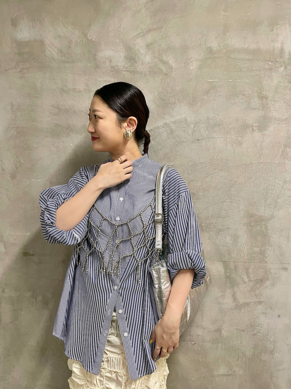 ブルー系のシャツ/ブラウス、シルバー系のキャミソール、ホワイト系のスカートを着用したレディースの秋コーディネートの2枚目の写真