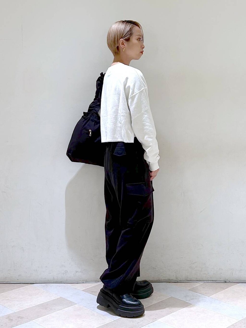 「低身長、ワイドパンツ、ブーツ、ラフ、着痩せ・細見え、女子ウケ、ローリーズスタイル_LOWRYS FARM、LOWRYS FARM、セールコーデ、ドットエスティセール、スウェット、カジュアル、メンズライク」｜「LOWRYS FARMのストレッチスニーカーブーツ 969457（ブーツ、ブラック系）」を使った、まいさん（レディース・154cm）の冬コーディネートの3枚目の写真