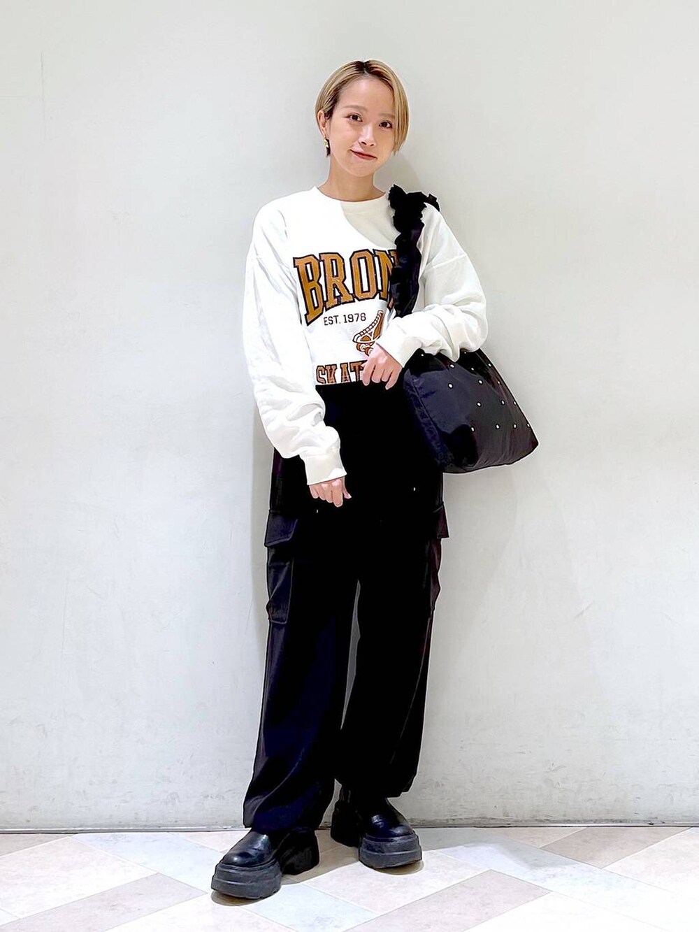 「低身長、ワイドパンツ、ブーツ、ラフ、着痩せ・細見え、女子ウケ、ローリーズスタイル_LOWRYS FARM、LOWRYS FARM、セールコーデ、ドットエスティセール、スウェット、カジュアル、メンズライク」｜「LOWRYS FARMのストレッチスニーカーブーツ 969457（ブーツ、ブラック系）」を使った、まいさん（レディース・154cm）の冬コーディネートの2枚目の写真