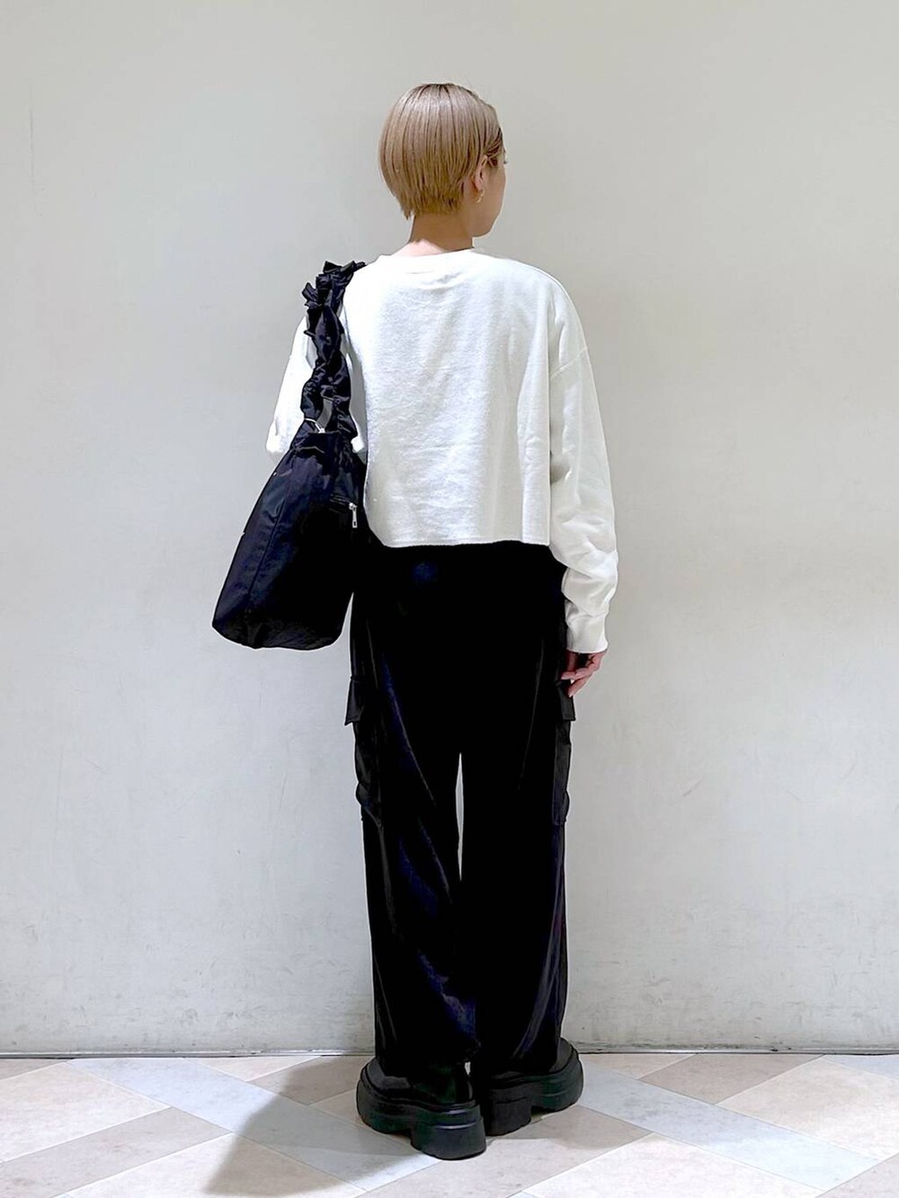 「低身長、ワイドパンツ、ブーツ、ラフ、着痩せ・細見え、女子ウケ、ローリーズスタイル_LOWRYS FARM、LOWRYS FARM、セールコーデ、ドットエスティセール、スウェット、カジュアル、メンズライク」｜「LOWRYS FARMのストレッチスニーカーブーツ 969457（ブーツ、ブラック系）」を使った、まいさん（レディース・154cm）の冬コーディネートの4枚目の写真