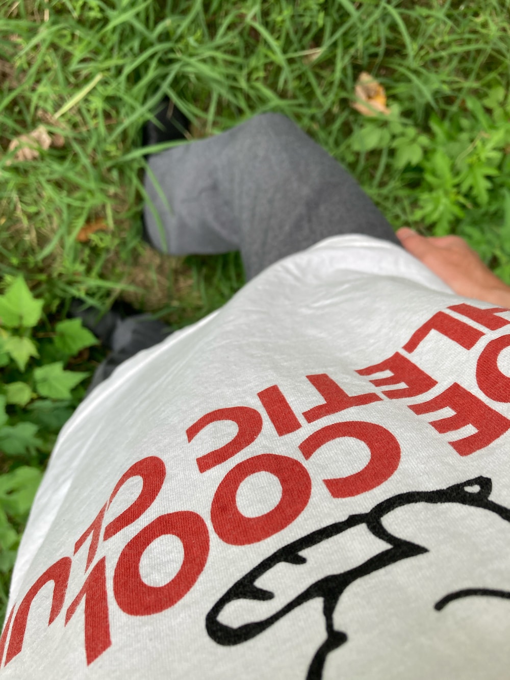 ホワイト系のTシャツ/カットソー、グレー系のパンツ、ブラック系のブーツを着用したメンズの秋コーディネートの3枚目の写真