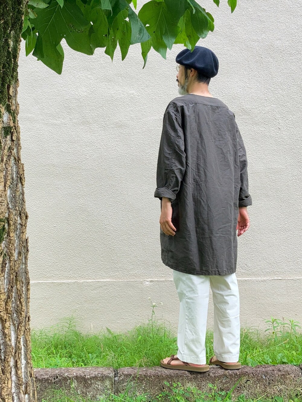 「ベレー帽、mighty shine、丸メガネ、Zparts、スリーピングシャツ、Ets.MATERIAUX、チノパン、UNIQLO、ユニクロ、メッシュベルト、supermarketrelaxfit、サンダル、montbell」｜「Mighty ShineのCotton Beret / Mighty Shine 2022SS（ハンチング/ベレー帽、ブラック系）」を使った、【Khaki's】A田さん（メンズ・163cm）の夏コーディネートの2枚目の写真