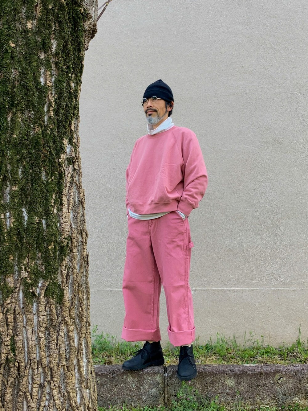 ピンク系のスウェット、ホワイト系のTシャツ/カットソー、ピンク系のデニムパンツを着用したメンズの春コーディネートの2枚目の写真
