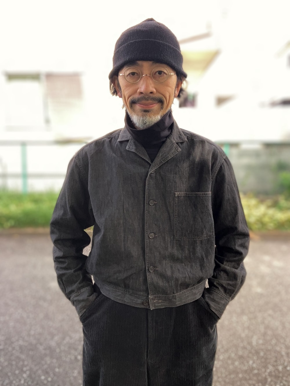 ブラック系のシャツ/ブラウス、ブラック系のTシャツ/カットソー、グレー系のその他パンツを着用したメンズの秋コーディネートの4枚目の写真