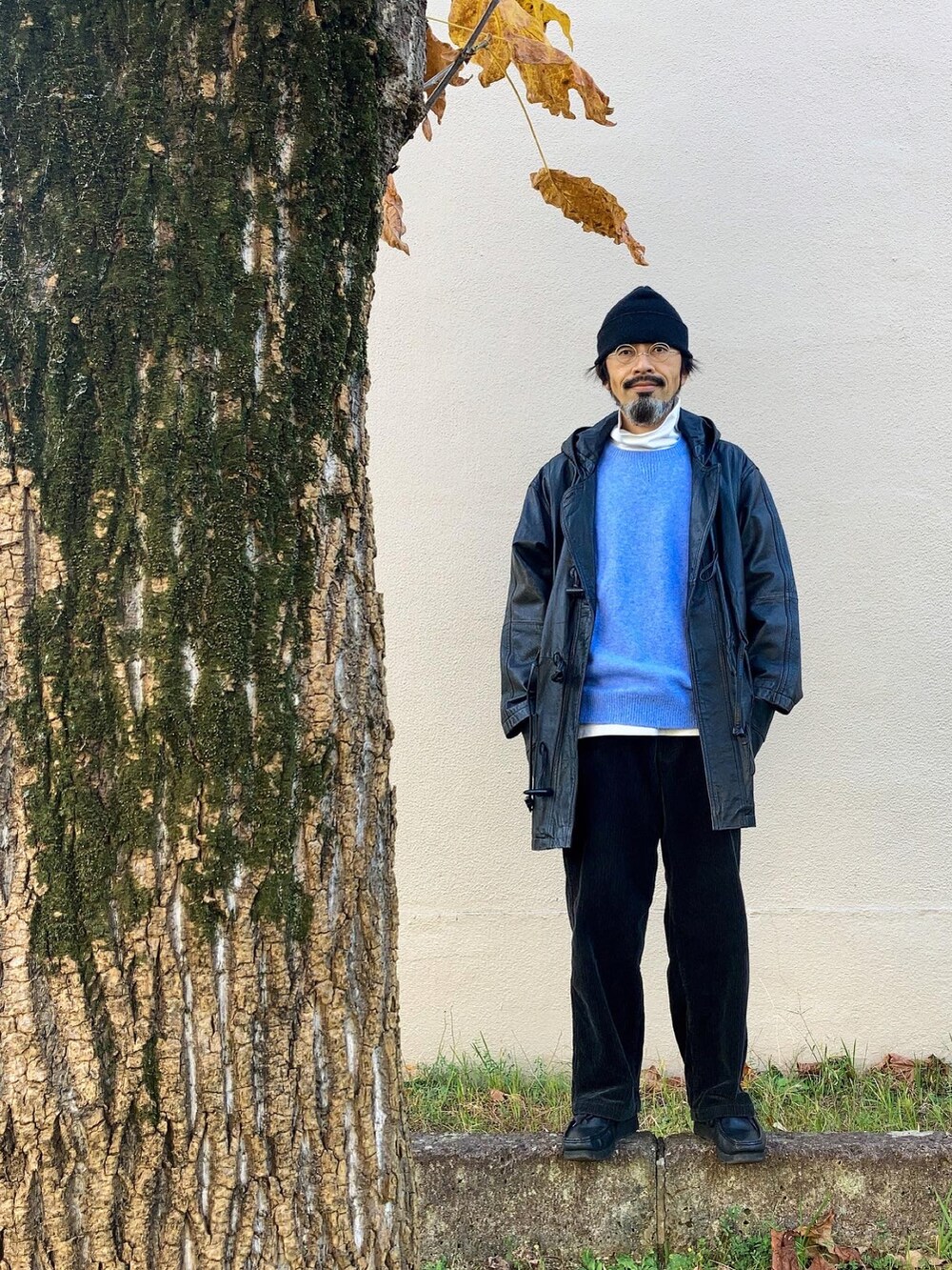 「ニット帽、ニットキャップ、眼鏡、レザージャケット、レザー、ニット、セーター、タートルネック、コーデュロイ、コーデュロイパンツ、UNIQLO U、UNIQLO、JWANDERSON、ユニクロ、clarks」|「WORKMANのアイテム(ニットキャップ/ビーニー、ブラック系)」を使った、【Khaki's】A田さん(メンズ・163cm)の秋コーディネートの2枚目の写真
