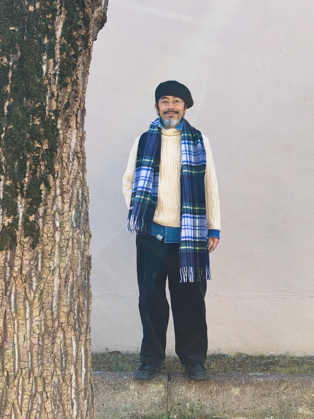 「ベレー帽、UNIQLO、丸メガネ、ストール、マフラー、チェック、united arrows、タートルネック、タートルネックニット、green label relaxing、デニムシャツ、orslow、コーデュロイ、コーデュロイパンツ、UNIQLO U」｜「UNIQLOのアイテム（ハンチング/ベレー帽、ブラック系）」を使った、【Khaki's】A田さん（メンズ・163cm）の冬コーディネートの2枚目の写真
