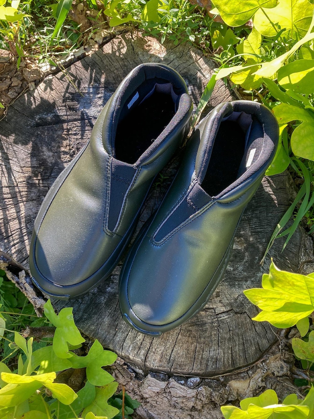 ブラック系のパーカー、グリーン系のミリタリージャケット、ブラック系のスウェットパンツを着用したメンズの秋コーディネートの3枚目の写真