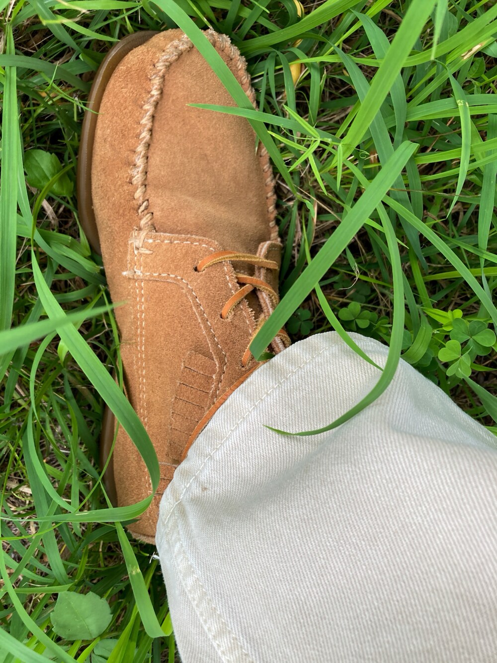 オレンジ系のシャツ/ブラウス、ホワイト系のデニムパンツ、ベージュ系のモカシン/デッキシューズを着用したメンズの夏コーディネートの4枚目の写真