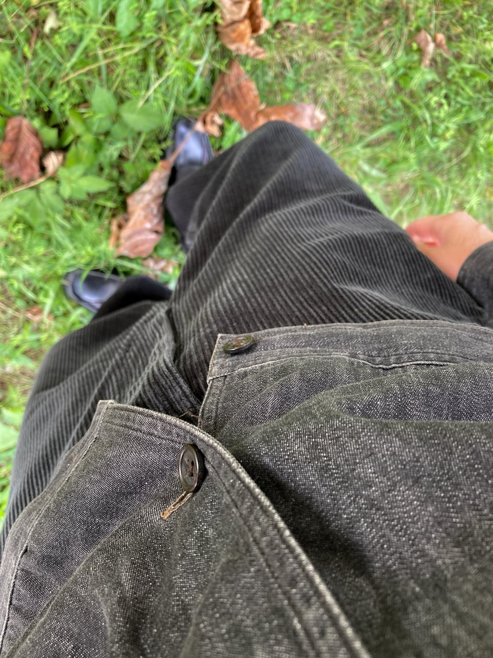 ブラック系のシャツ/ブラウス、ブラック系のTシャツ/カットソー、グレー系のその他パンツを着用したメンズの秋コーディネートの2枚目の写真