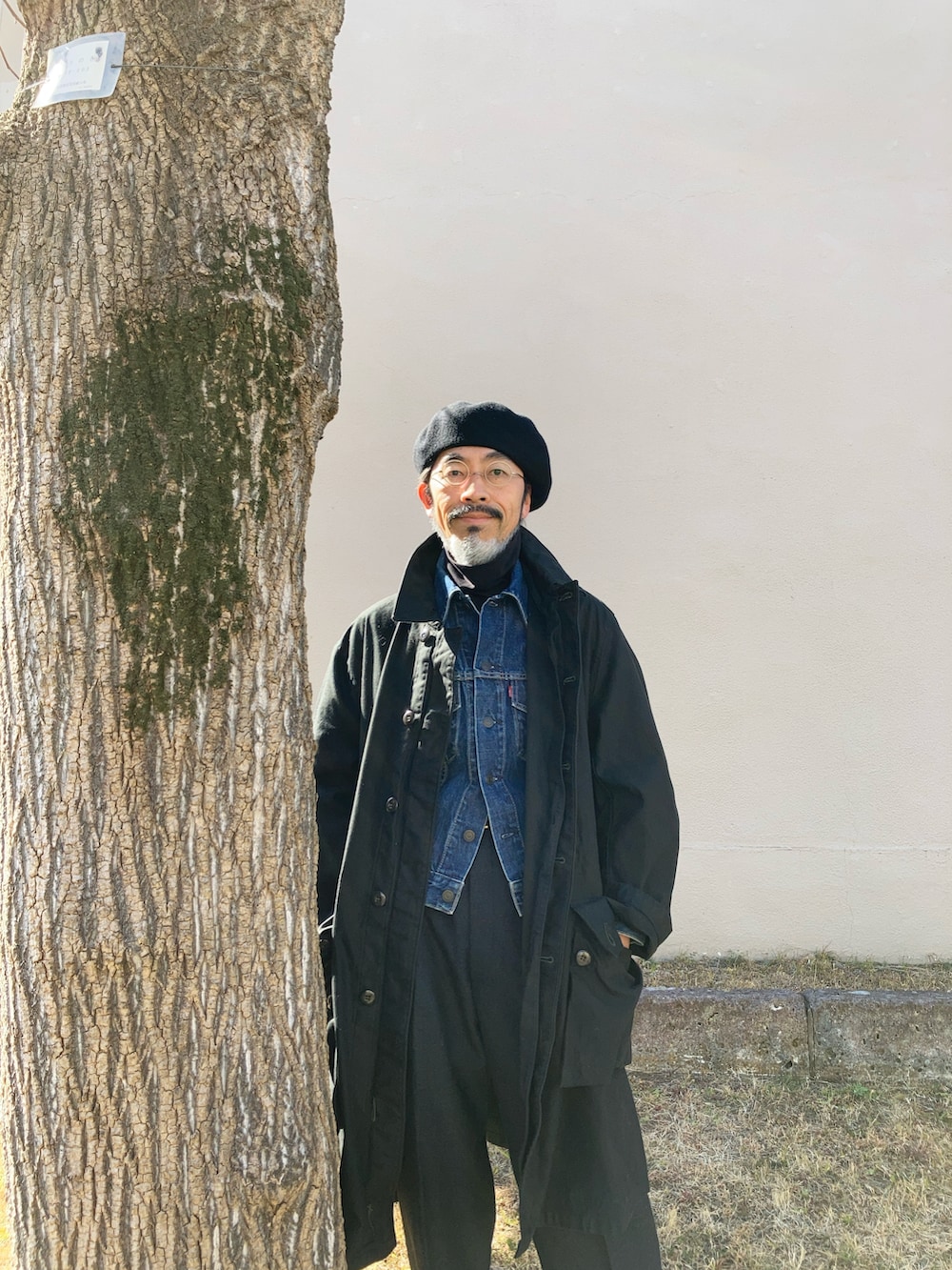 「ベレー帽、uniqlo ines de la fressange、丸メガネ、Zparts、コート、ミリタリー、スウェーデン軍、M59、デニムジャケット、LEVIS VINTAGE CLOTHING、Levi's、タートルネック、UNIQLO U、サイドゴアブーツ、blundstone」｜「UNIQLOのアイテム（ハンチング/ベレー帽、ブラック系）」を使った、【Khaki's】A田さん（メンズ・163cm）の冬コーディネートの2枚目の写真