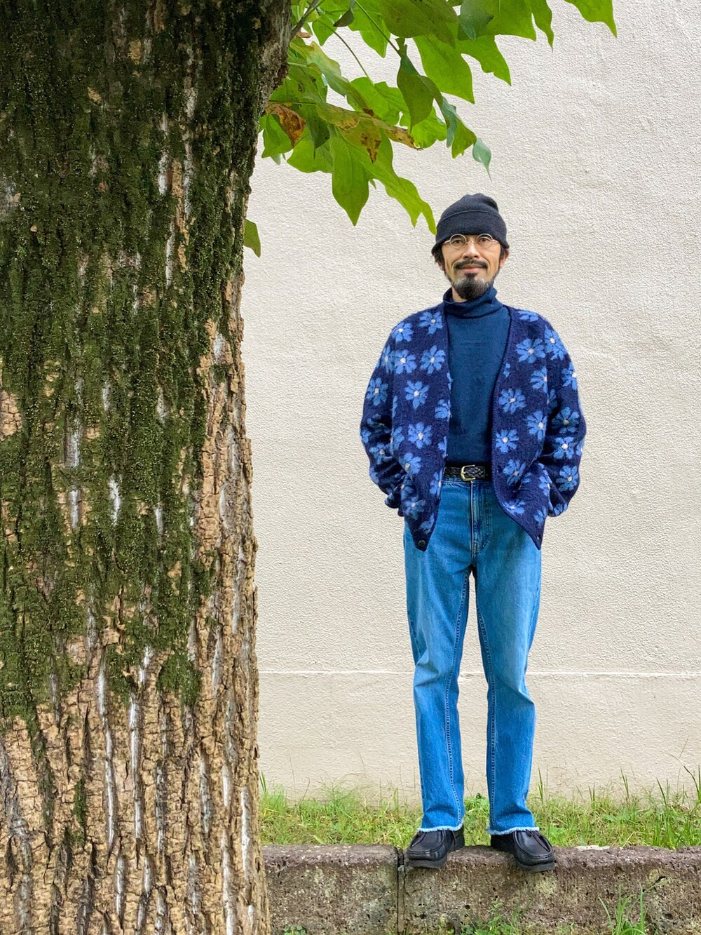 ブルー系のTシャツ/カットソー、ブルー系のカーディガン/ボレロ、ブルー系のデニムパンツを着用したメンズの秋コーディネートの2枚目の写真