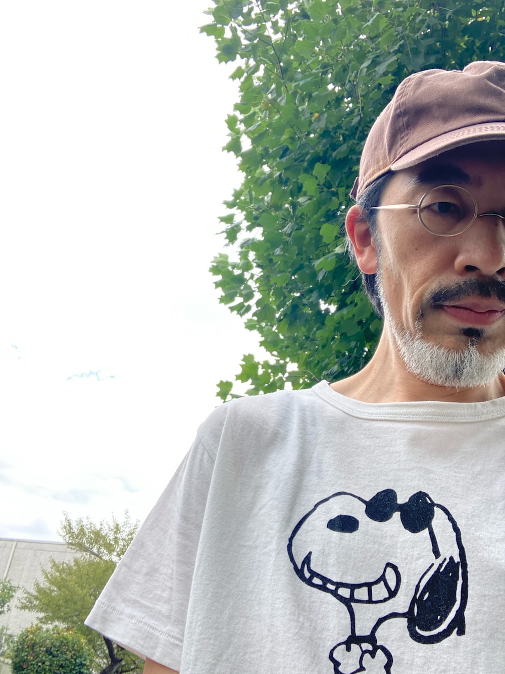 ホワイト系のTシャツ/カットソー、グレー系のパンツ、ブラック系のブーツを着用したメンズの秋コーディネートの4枚目の写真