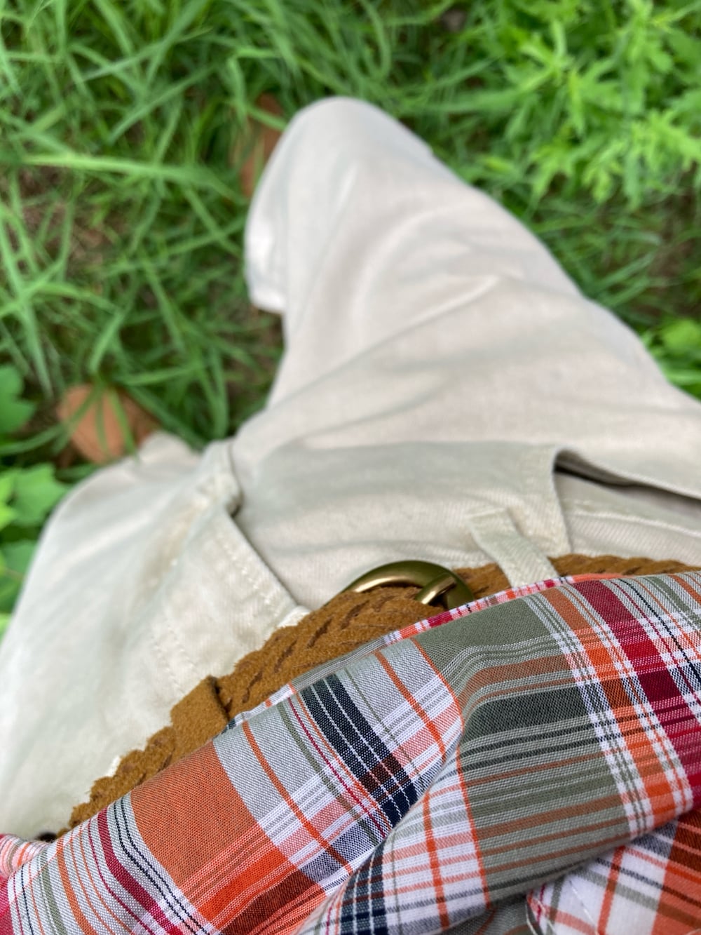 オレンジ系のシャツ/ブラウス、ホワイト系のデニムパンツ、ベージュ系のモカシン/デッキシューズを着用したメンズの夏コーディネートの3枚目の写真