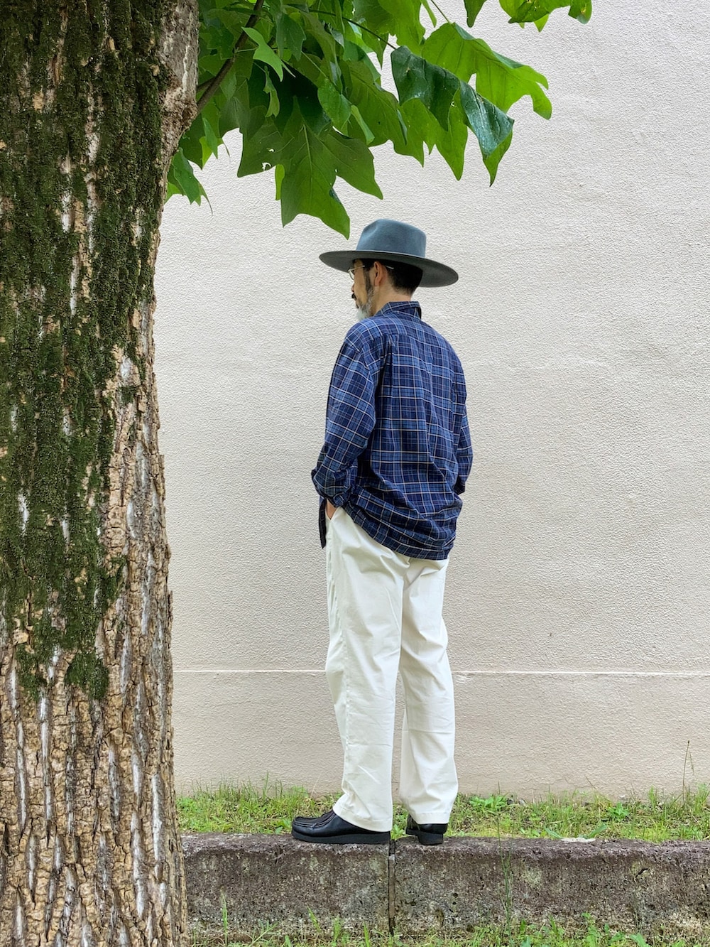 ブルー系のシャツ/ブラウス、ホワイト系のチノパンツ、ブラック系のモカシン/デッキシューズを着用したメンズの夏コーディネートの2枚目の写真