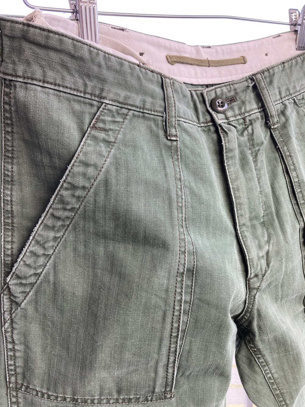 グリーン系のノーカラージャケット、ブラック系のTシャツ/カットソー、グリーン系のその他パンツを着用したメンズの春コーディネートの5枚目の写真