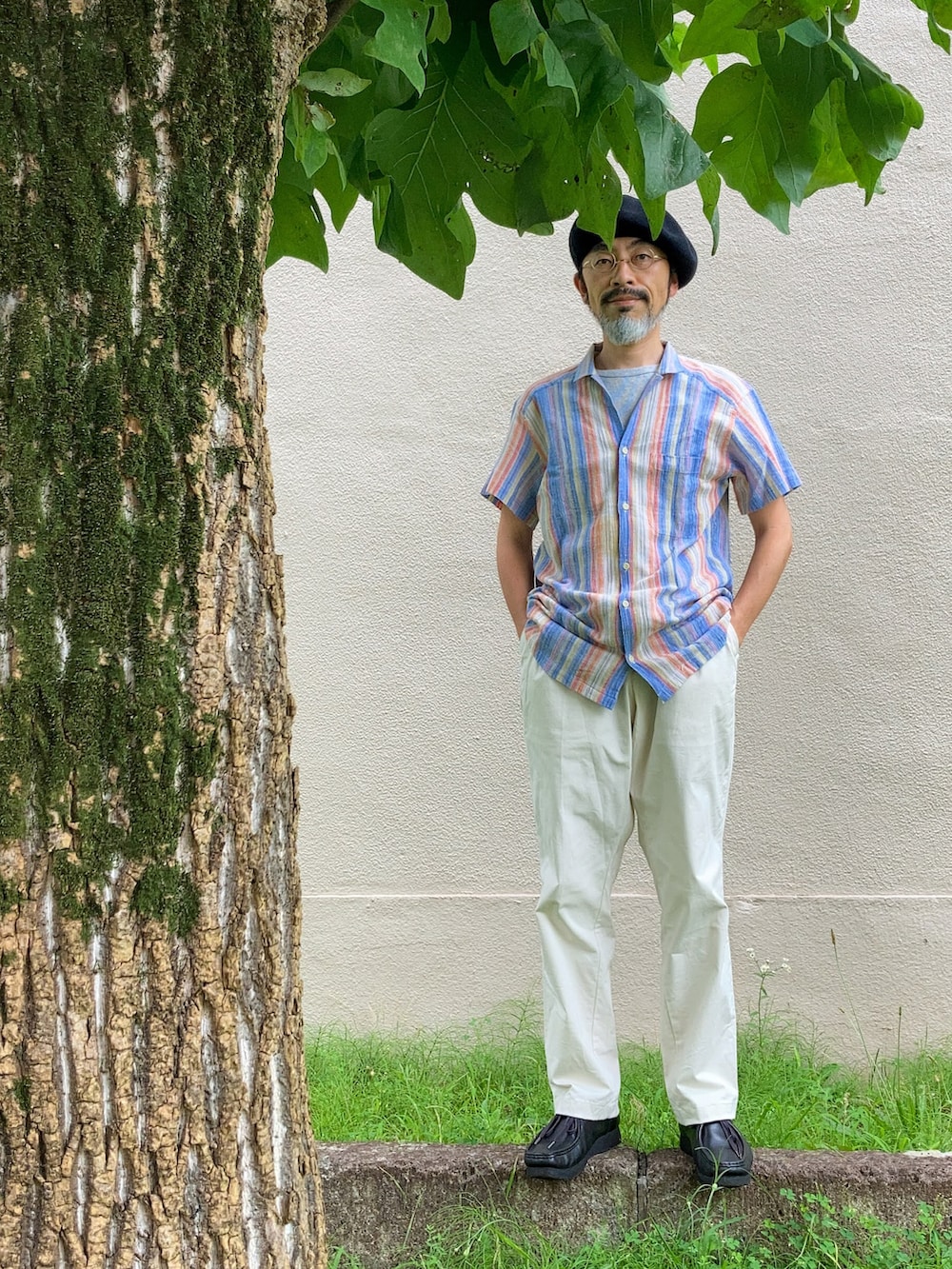「ベレー帽、mighty shine、丸メガネ、Zparts、半袖シャツ、CELINE、チノパン、UNIQLO、ユニクロ、メッシュベルト、supermarketrelaxfit、ワラビー、clarks、とんでもなくきれいなシャツ」｜「Mighty Shineのベレー帽（ハンチング/ベレー帽、ブラック系）」を使った、【Khaki's】A田さん（メンズ・163cm）の夏コーディネートの2枚目の写真