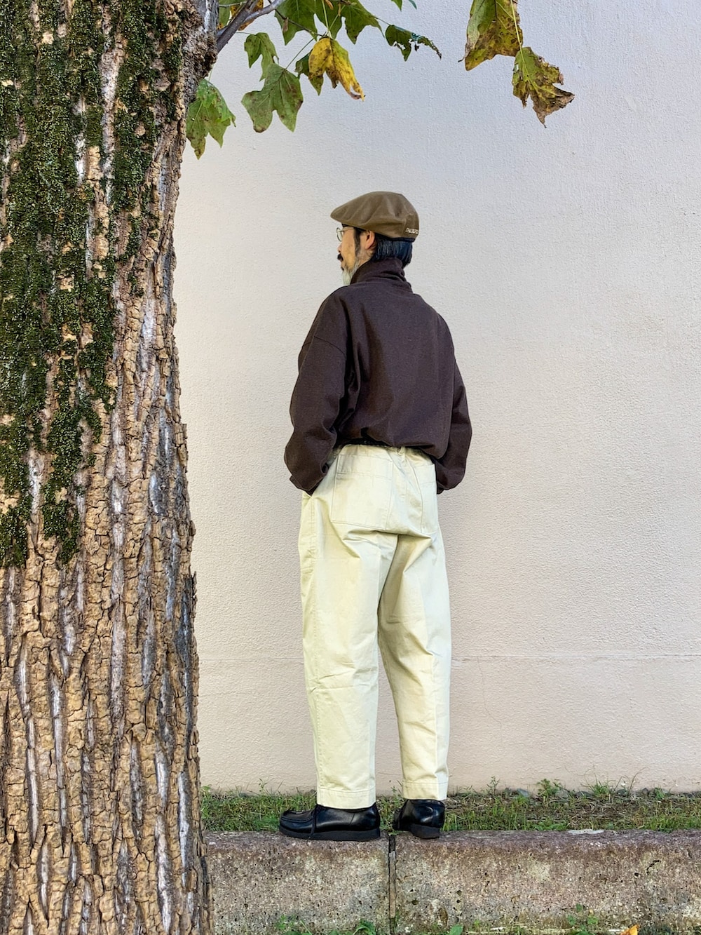 「ベレー帽、VIBECA＆Co.、the factory made、丸メガネ、Zparts、タートルネック、UNIQLO U、UNIQLO、ユニクロ、ブラウン、ベイカーパンツ、メッシュベルト、beams plus、ワラビー、clarks」｜「VIBECA × THE FACTORY MADEのアイテム（ハンチング/ベレー帽、ベージュ系）」を使った、【Khaki's】A田さん（メンズ・163cm）の秋コーディネートの2枚目の写真