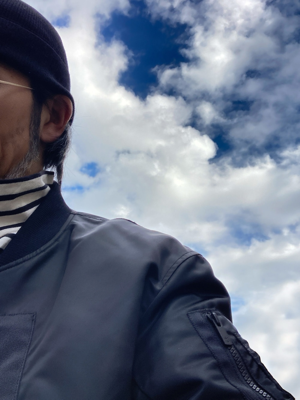 ブラック系のMA-1、ホワイト系のTシャツ/カットソー、グレー系のその他パンツを着用したメンズの冬コーディネートの5枚目の写真