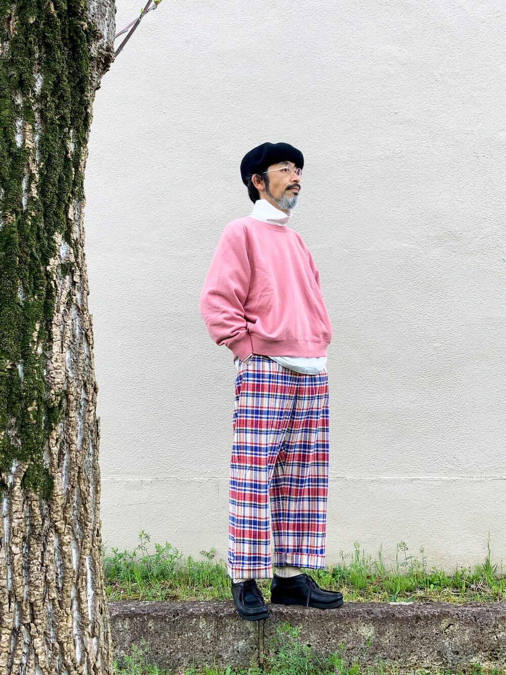 「チェック、チェックパンツ、チェック柄、ピンク、ピンクコーデ、ベレー帽、眼鏡、めがね、タートルネック、スウェット、ユニクロ、UNIQLO、UNIQLO U、uniqlo ines de la fressange、clarks」｜「UNIQLOのアイテム（ハンチング/ベレー帽、ブラック系）」を使った、【Khaki's】A田さん（メンズ・163cm）の春コーディネートの4枚目の写真