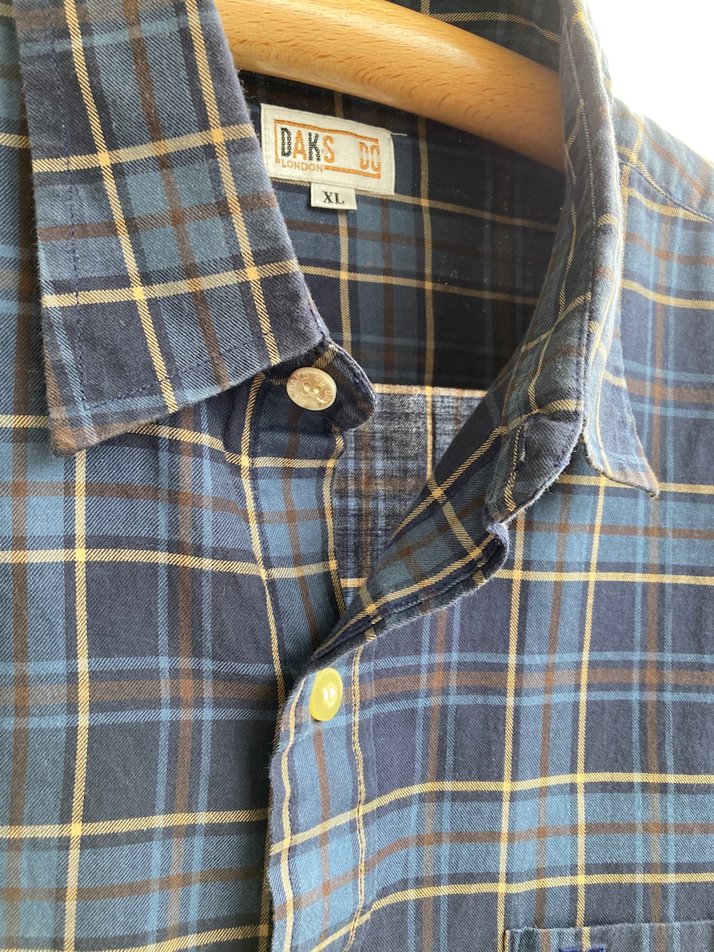 ブルー系のシャツ/ブラウス、ホワイト系のチノパンツ、ブラック系のモカシン/デッキシューズを着用したメンズの夏コーディネートの4枚目の写真