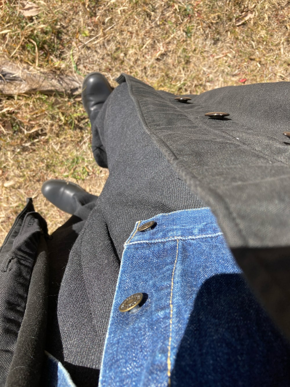 「ベレー帽、uniqlo ines de la fressange、丸メガネ、Zparts、コート、ミリタリー、スウェーデン軍、M59、デニムジャケット、LEVIS VINTAGE CLOTHING、Levi's、タートルネック、UNIQLO U、サイドゴアブーツ、blundstone」｜「UNIQLOのアイテム（ハンチング/ベレー帽、ブラック系）」を使った、【Khaki's】A田さん（メンズ・163cm）の冬コーディネートの4枚目の写真
