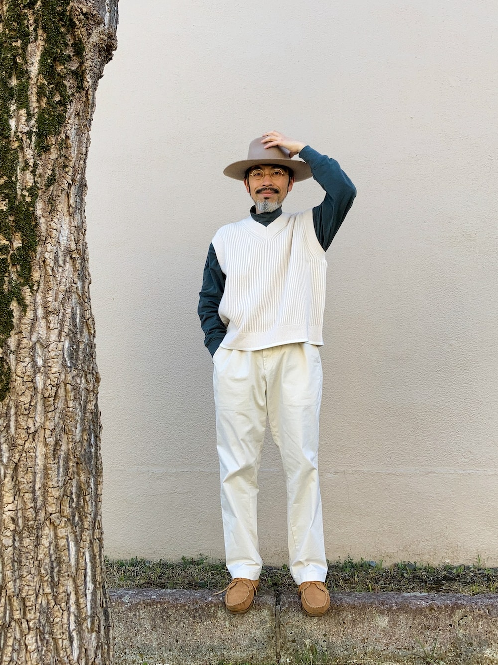 「ハット、brixton、丸メガネ、ニットベスト、ベスト、Vネック、UNIQLOC、モックネック、UNIQLO U、UNIQLOU、チノパン、ユニクロ、モカシン、minnetonka、ミネトンカ」|「BRIXTONのアイテム(ハット、ベージュ系)」を使った、【Khaki's】A田さん(メンズ・163cm)の春コーディネートの2枚目の写真