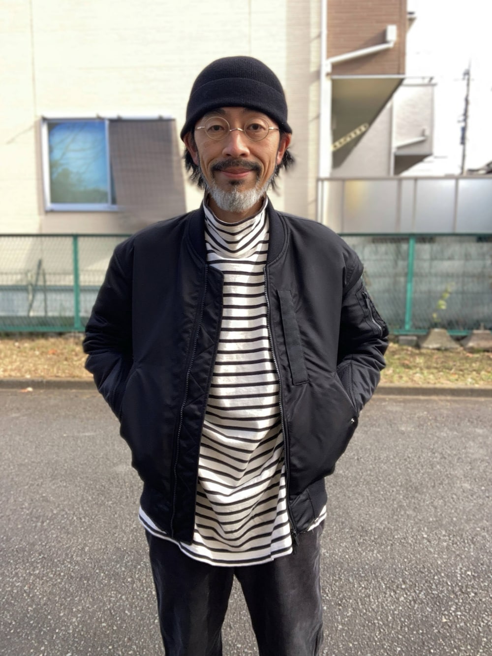 ブラック系のMA-1、ホワイト系のTシャツ/カットソー、グレー系のその他パンツを着用したメンズの冬コーディネートの4枚目の写真