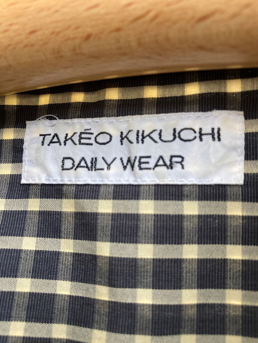 ブルー系のシャツ/ブラウス、ホワイト系のチノパンツ、ブラック系のモカシン/デッキシューズを着用したメンズの夏コーディネートの5枚目の写真