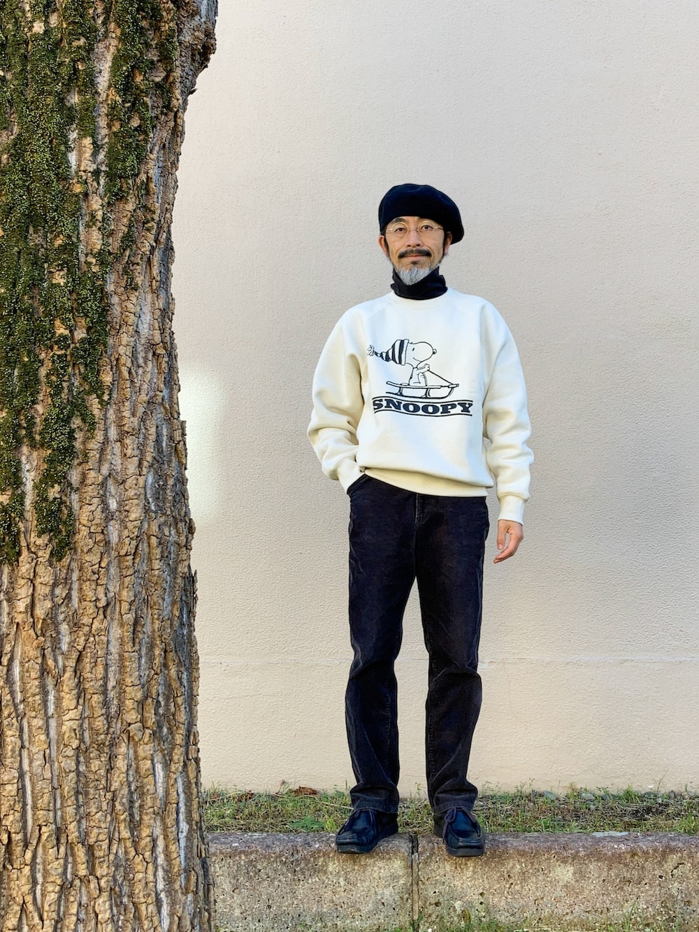 「スウェット、GU、SNOOPY、SNOOPY、スヌーピー、PEANUTS、ピーナッツ、ハット、brixton、ベレー帽、uniqlo ines de la fressange、タートルネック、UNIQLO U、コーデュロイ、コーデュロイパンツ」|「BRIXTONのアイテム(ハット、ベージュ系)」を使った、【Khaki's】A田さん(メンズ・163cm)の秋コーディネートの2枚目の写真