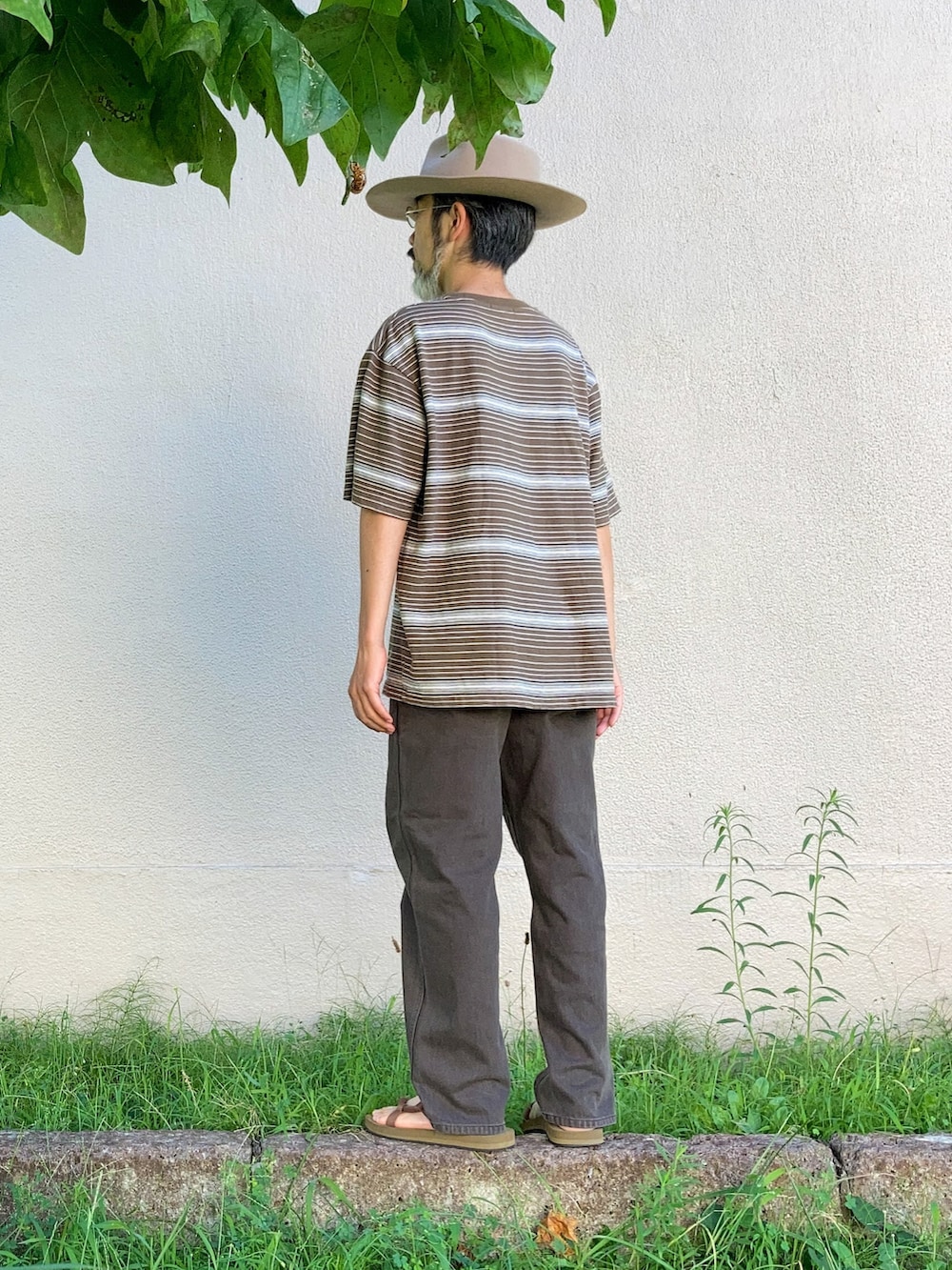 「ハット、brixton、丸めがね、Tシャツ、ボーダー、UNIQLO、UNIQLO and JW ANDERSON、デニム、デニムパンツ、UNIQLO U、サンダル、montbell、ブラウン、ブラウンコーデ、ブラウン色に染まれ」｜「BRIXTONのアイテム（ハット、ベージュ系）」を使った、【Khaki's】A田さん（メンズ・163cm）の夏コーディネートの2枚目の写真