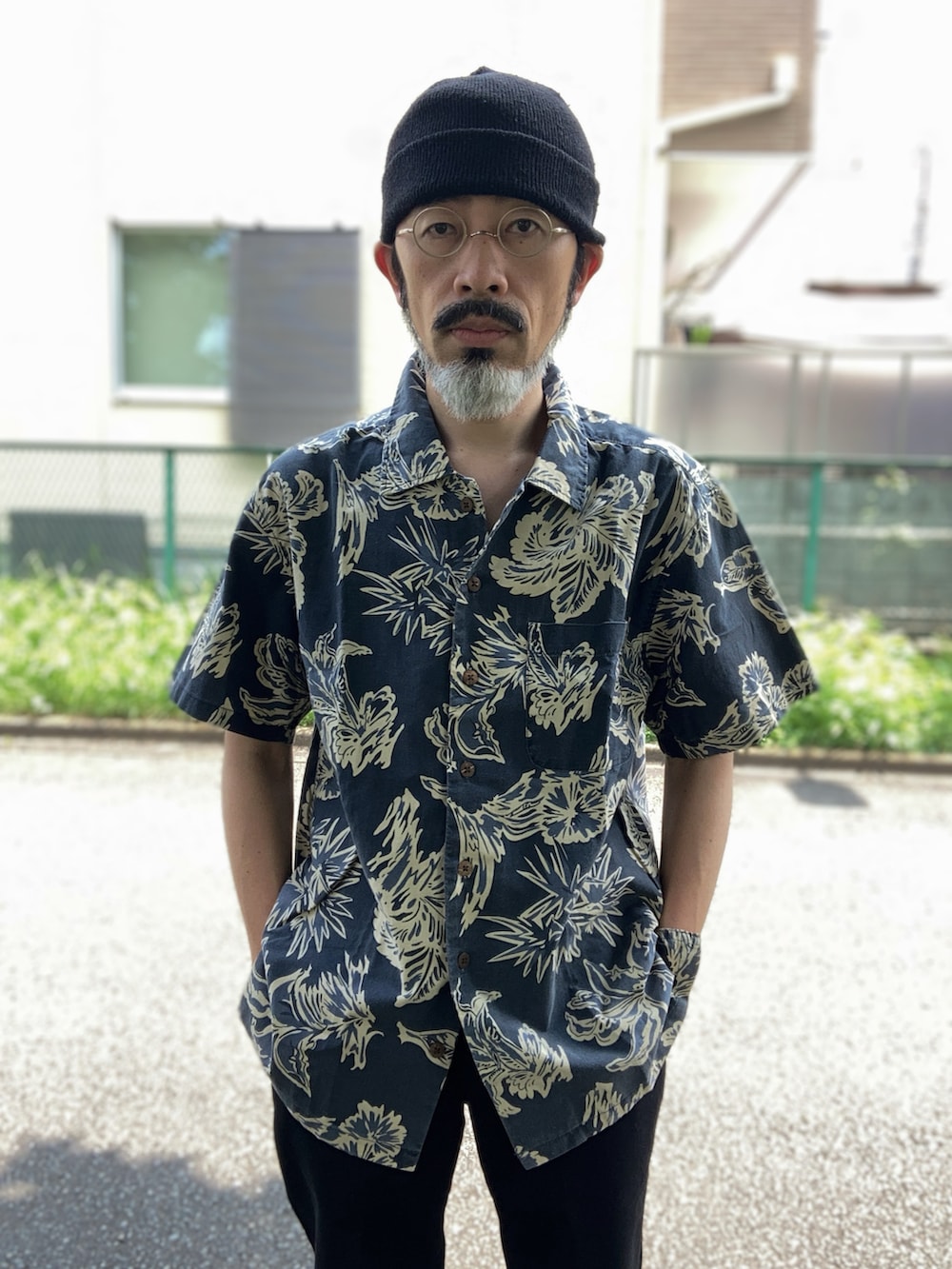 ブルー系のシャツ/ブラウス、ブラック系のチノパンツ、ブラック系のブーツを着用したメンズの夏コーディネートの3枚目の写真