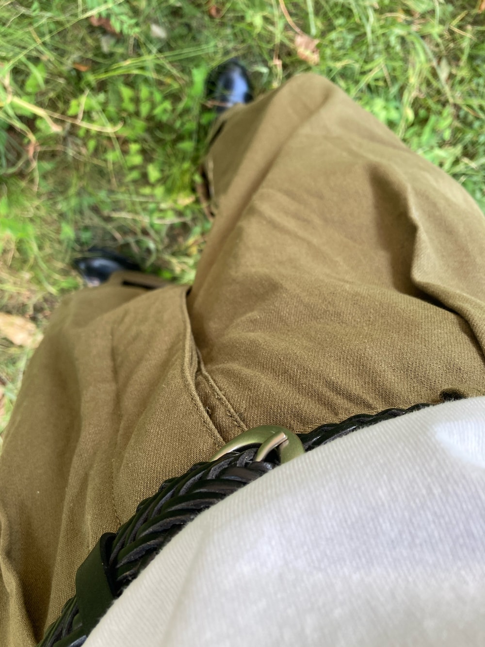 ホワイト系のTシャツ/カットソー、グリーン系のスラックス、ブラック系のドレスシューズを着用したメンズの夏コーディネートの2枚目の写真