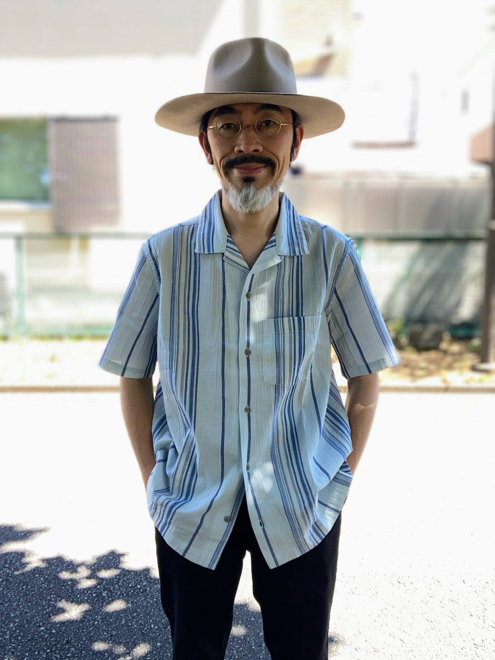 「ハット、brixton、丸メガネ、Zparts、半袖シャツ、ストライプ、ストライプシャツ、GAP、ワークパンツ、チノパン、Dickies、ブーツ、サイドゴアブーツ、blundstone」｜「BRIXTONのアイテム（ハット、ベージュ系）」を使った、【Khaki's】A田さん（メンズ・163cm）の秋コーディネートの2枚目の写真