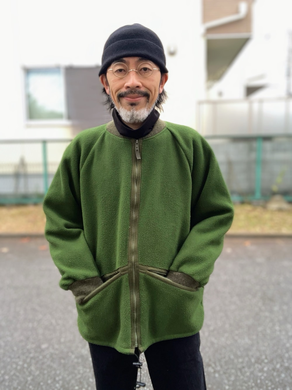 グリーン系のミリタリージャケット、ブラック系のTシャツ/カットソー、グレー系のデニムパンツを着用したメンズの冬コーディネートの4枚目の写真