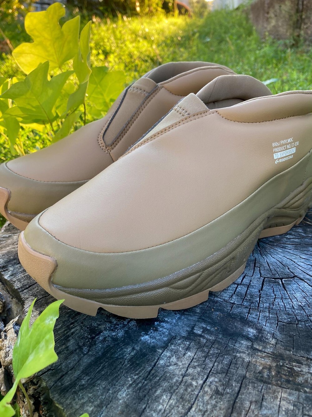 ホワイト系のTシャツ/カットソー、グレー系のスウェットパンツ、ベージュ系のスリッポンを着用したメンズの秋コーディネートの2枚目の写真