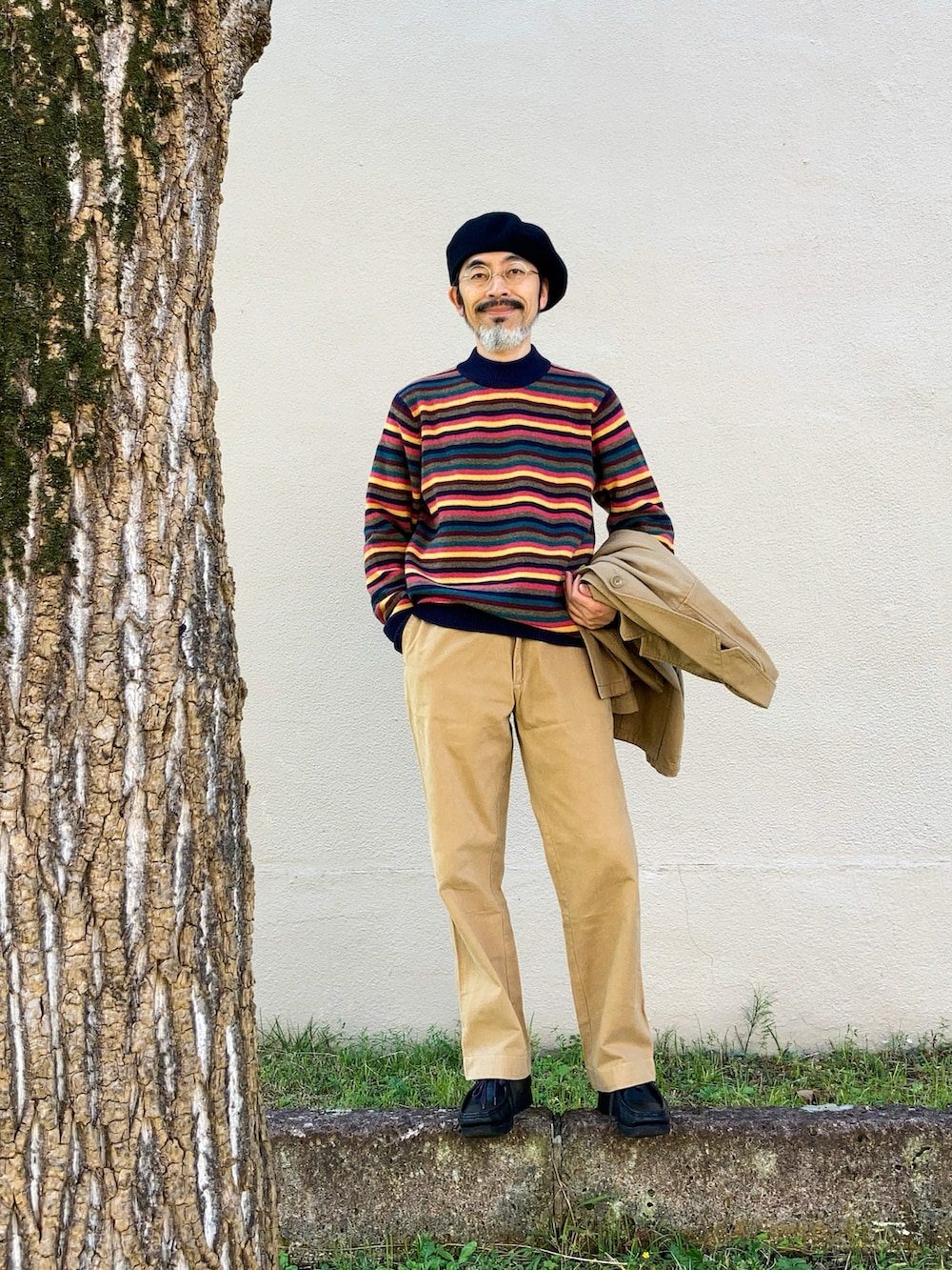 「ベレー帽、uniqlo ines de la fressange、丸メガネ、Zparts、ジャケット、UNIQLO U、ニット、セーター、uniqlojwanderson、チノパン、kingswood、ベルト、beamsplus、ワラビー、clarks」｜「UNIQLOのアイテム（ハンチング/ベレー帽、ブラック系）」を使った、【Khaki's】A田さん（メンズ・163cm）の秋コーディネートの2枚目の写真