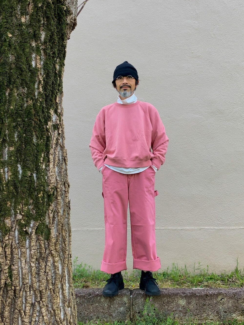ピンク系のスウェット、ホワイト系のTシャツ/カットソー、ピンク系のデニムパンツを着用したメンズの春コーディネートの3枚目の写真