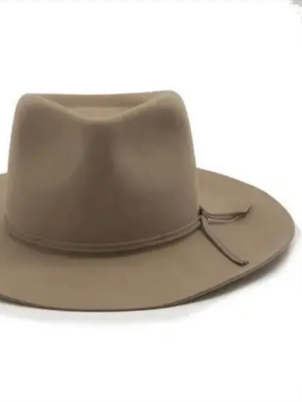 ブルー系のシャツ/ブラウス、ホワイト系のチノパンツ、ブラック系のモカシン/デッキシューズを着用したメンズの夏コーディネートの3枚目の写真