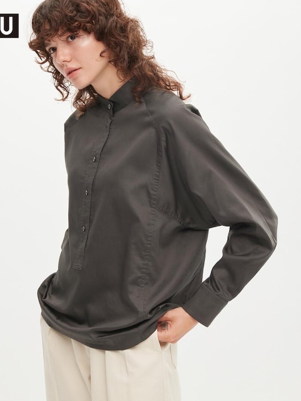 ホワイト系のTシャツ/カットソー、グリーン系のシャツ/ブラウス、グレー系のその他パンツを着用したメンズの秋コーディネートの2枚目の写真