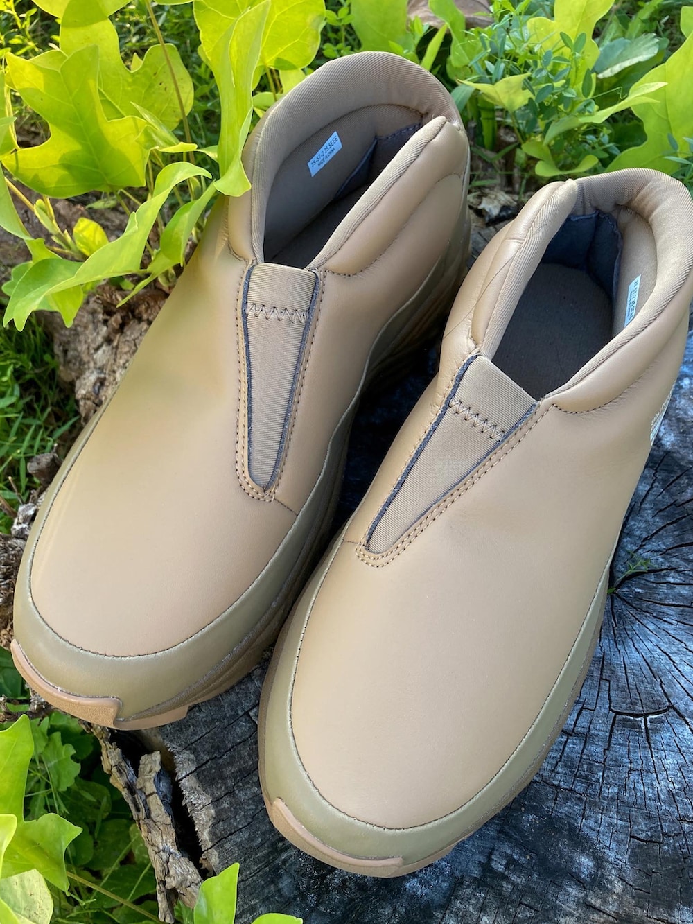 ホワイト系のTシャツ/カットソー、グレー系のスウェットパンツ、ベージュ系のスリッポンを着用したメンズの秋コーディネートの3枚目の写真