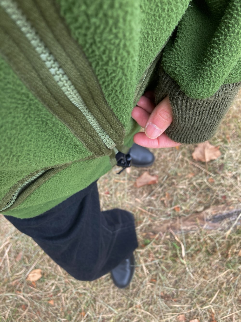 グリーン系のミリタリージャケット、ブラック系のTシャツ/カットソー、グレー系のデニムパンツを着用したメンズの冬コーディネートの2枚目の写真