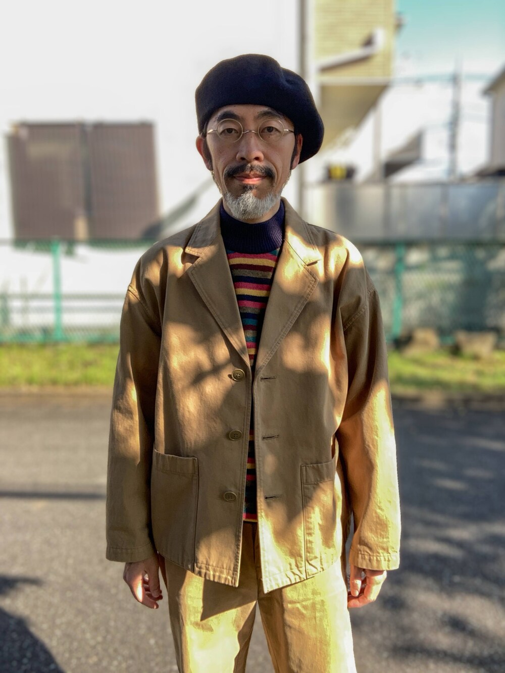 「ベレー帽、uniqlo ines de la fressange、丸メガネ、Zparts、ジャケット、UNIQLO U、ニット、セーター、uniqlojwanderson、チノパン、kingswood、ベルト、beamsplus、ワラビー、clarks」｜「UNIQLOのアイテム（ハンチング/ベレー帽、ブラック系）」を使った、【Khaki's】A田さん（メンズ・163cm）の秋コーディネートの3枚目の写真