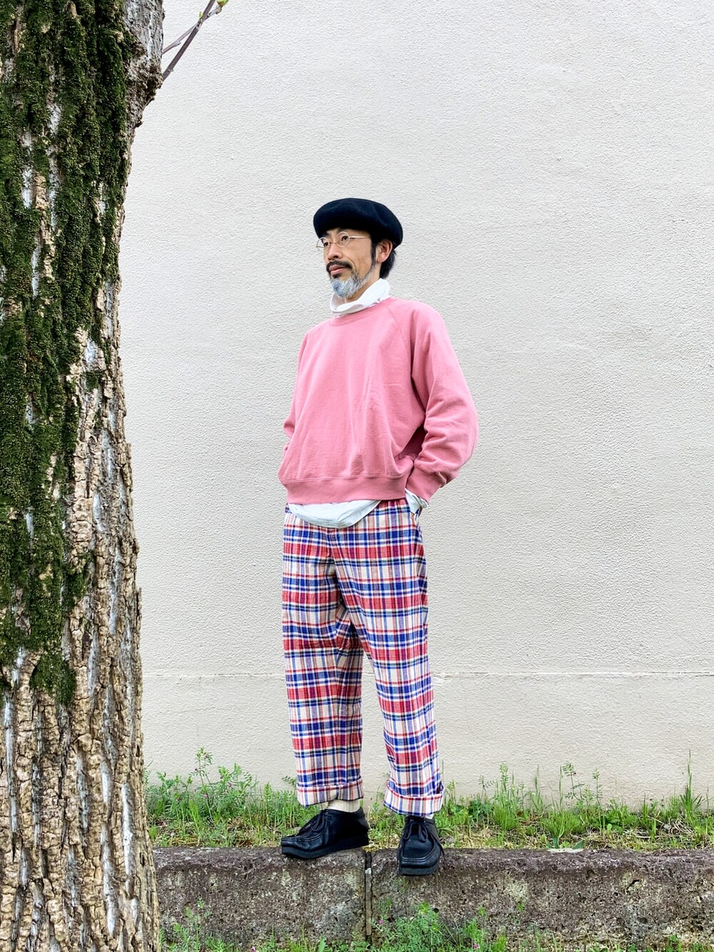 「チェック、チェックパンツ、チェック柄、ピンク、ピンクコーデ、ベレー帽、眼鏡、めがね、タートルネック、スウェット、ユニクロ、UNIQLO、UNIQLO U、uniqlo ines de la fressange、clarks」｜「UNIQLOのアイテム（ハンチング/ベレー帽、ブラック系）」を使った、【Khaki's】A田さん（メンズ・163cm）の春コーディネートの2枚目の写真