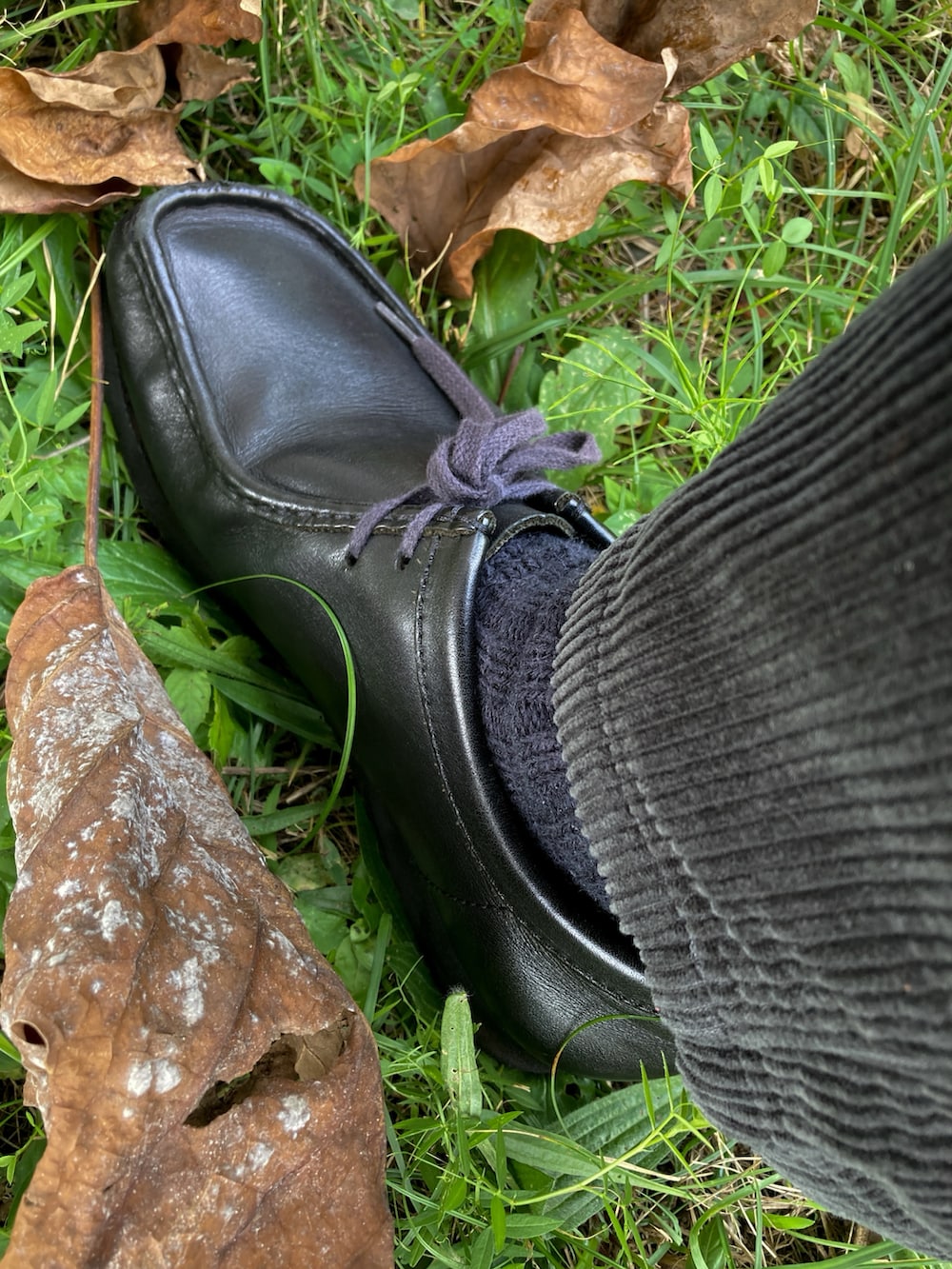 ブラック系のシャツ/ブラウス、ブラック系のTシャツ/カットソー、グレー系のその他パンツを着用したメンズの秋コーディネートの3枚目の写真