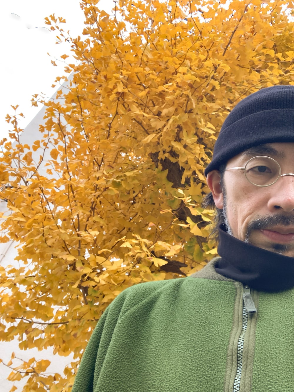 グリーン系のミリタリージャケット、ブラック系のTシャツ/カットソー、グレー系のデニムパンツを着用したメンズの冬コーディネートの5枚目の写真