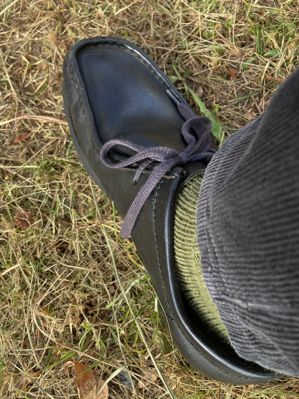 ブラック系のMA-1、ホワイト系のTシャツ/カットソー、グレー系のその他パンツを着用したメンズの冬コーディネートの3枚目の写真