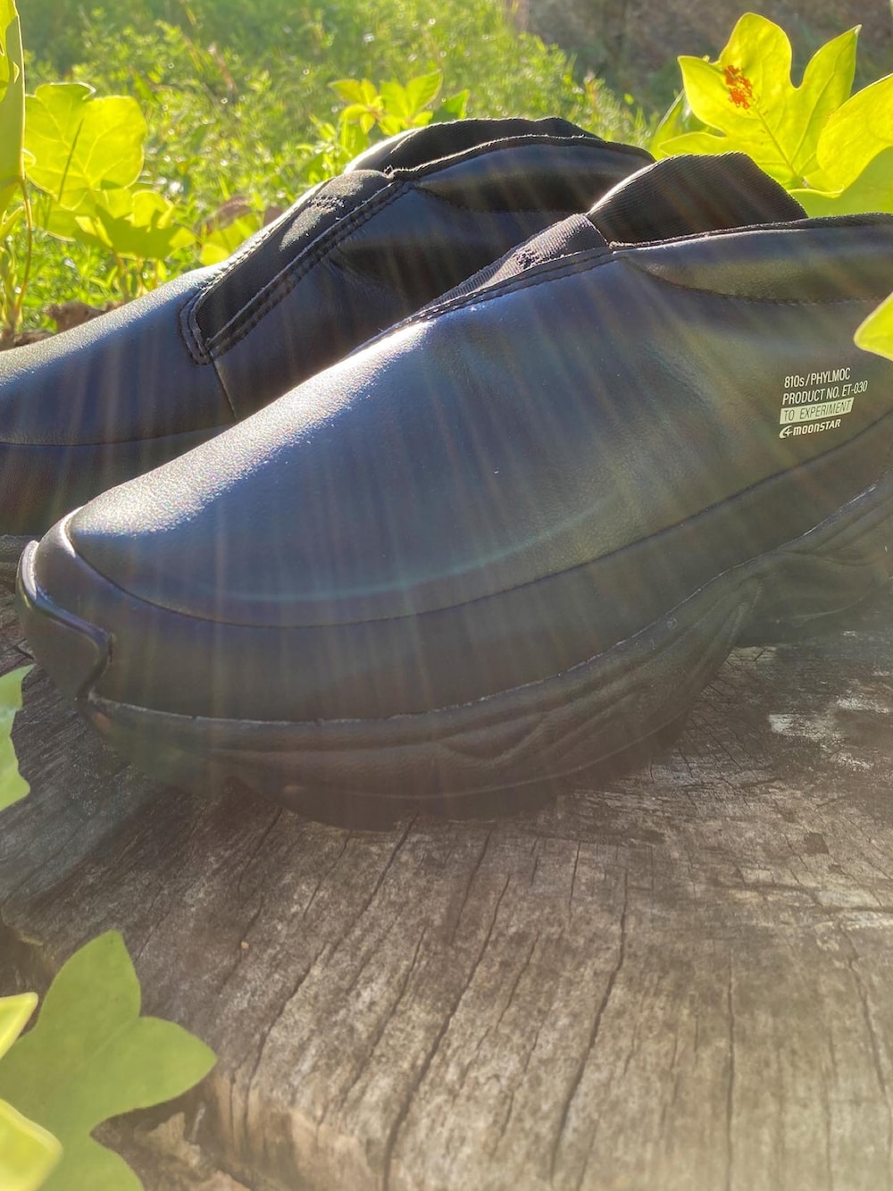 ブラック系のパーカー、グリーン系のミリタリージャケット、ブラック系のスウェットパンツを着用したメンズの秋コーディネートの2枚目の写真